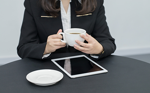 領取營業(yè)執(zhí)照后，需帶上營業(yè)執(zhí)照原件和法人代表身份證原件到特定單位印刻辦理備案。